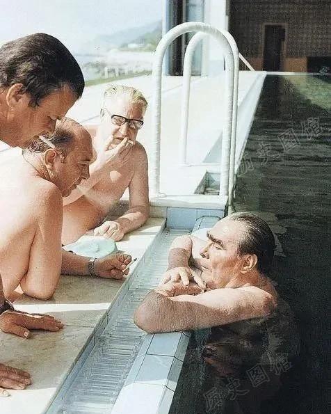 1977年，勃列日涅夫正在游泳。突然，他的烟瘾又犯了。3名警卫赶紧点上香烟，勃列