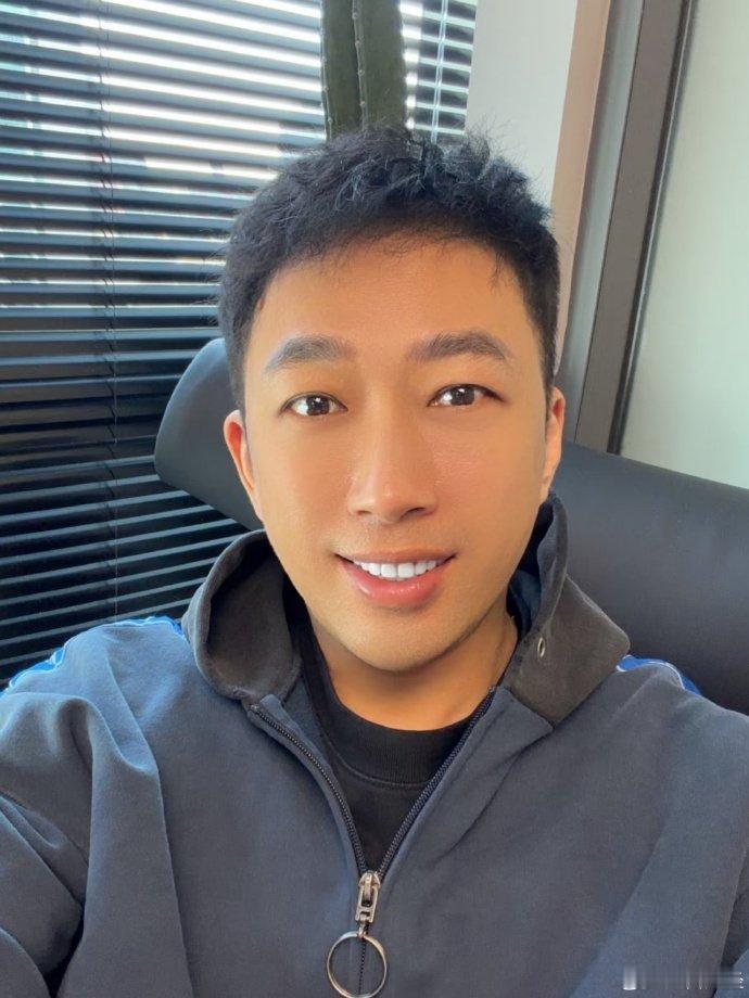 于正说没过过情人节也没情人 14日，知名编剧发文谈情人节。他表示“印象里从来没过