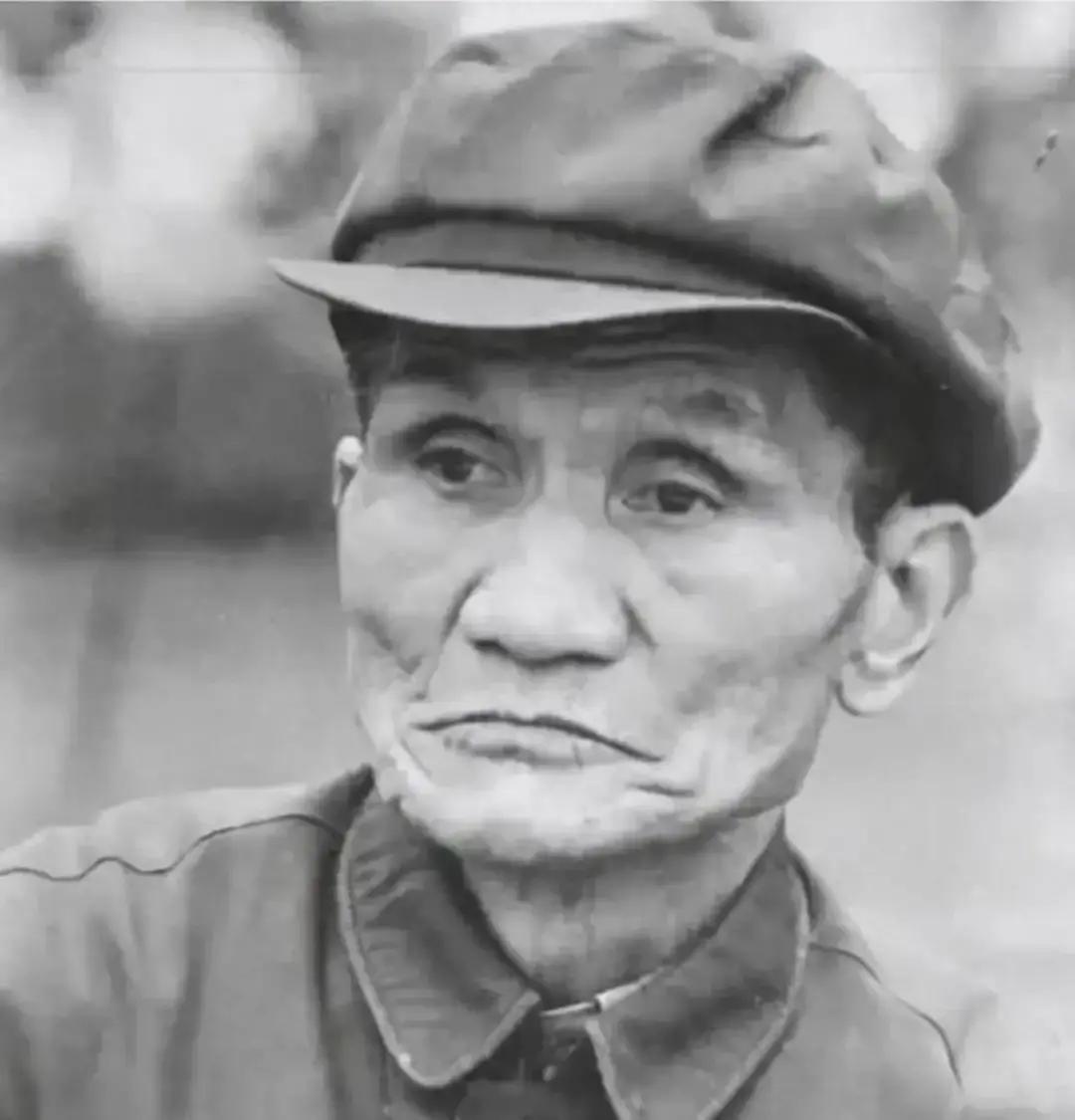 1949年重庆渣滓洞死牢，被囚禁十四年的地下党员华子良，借外出挑水的机会摆脱看守