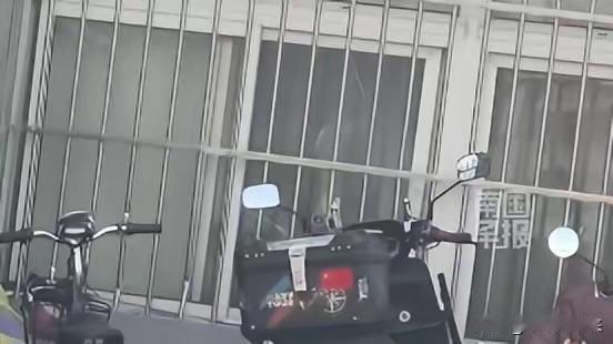 一男子因他人电动车外观好看便擅自骑走，导致外卖小哥误工受损，警方以无非法占有证据