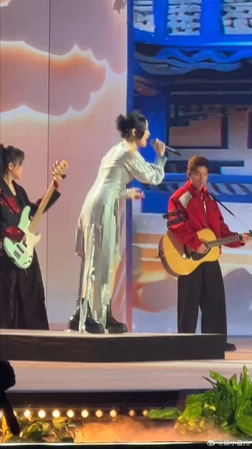 黄龄央视晚会路透带了3套造型黄龄的旗袍造型真的把女性的魅力展现到极致，眼波流转间