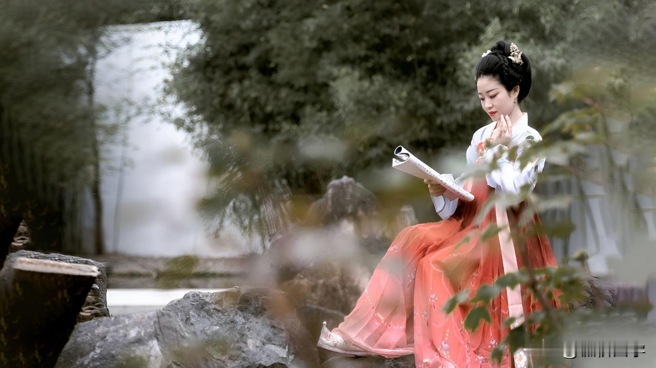 上联：老太太太老，请诗友来对下联小婆婆波小。
