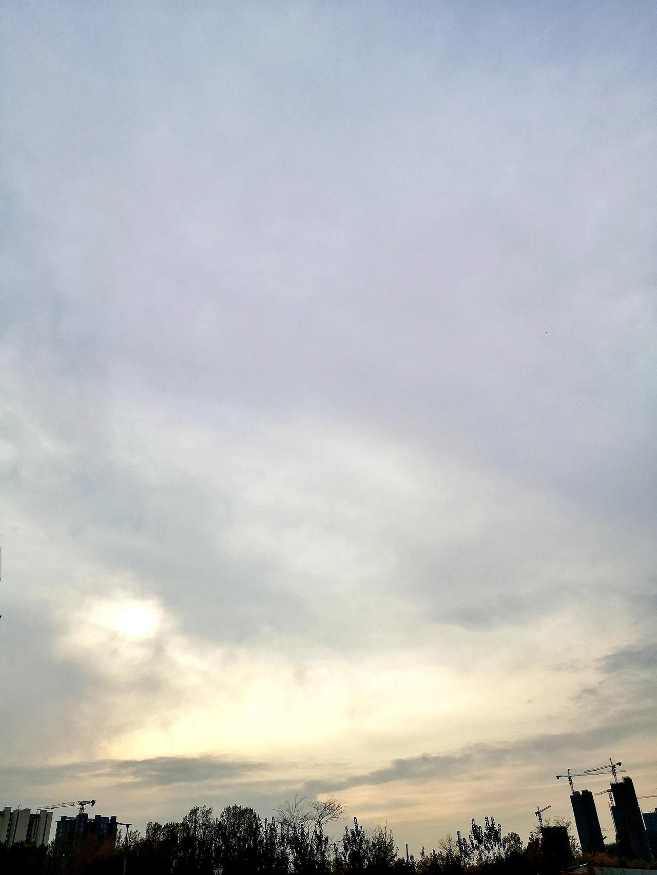 今天下午3：20开跑，天气多云，气温11度。也许是新买的跑鞋底子偏薄的原因吧，早