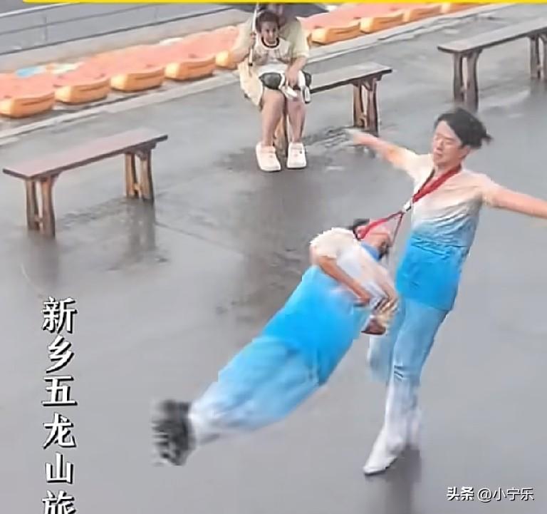 近日，河南新乡五龙山旅游区突降大雨，景区演员大雨中仍坚持演出，台下仅一位妈妈抱着
