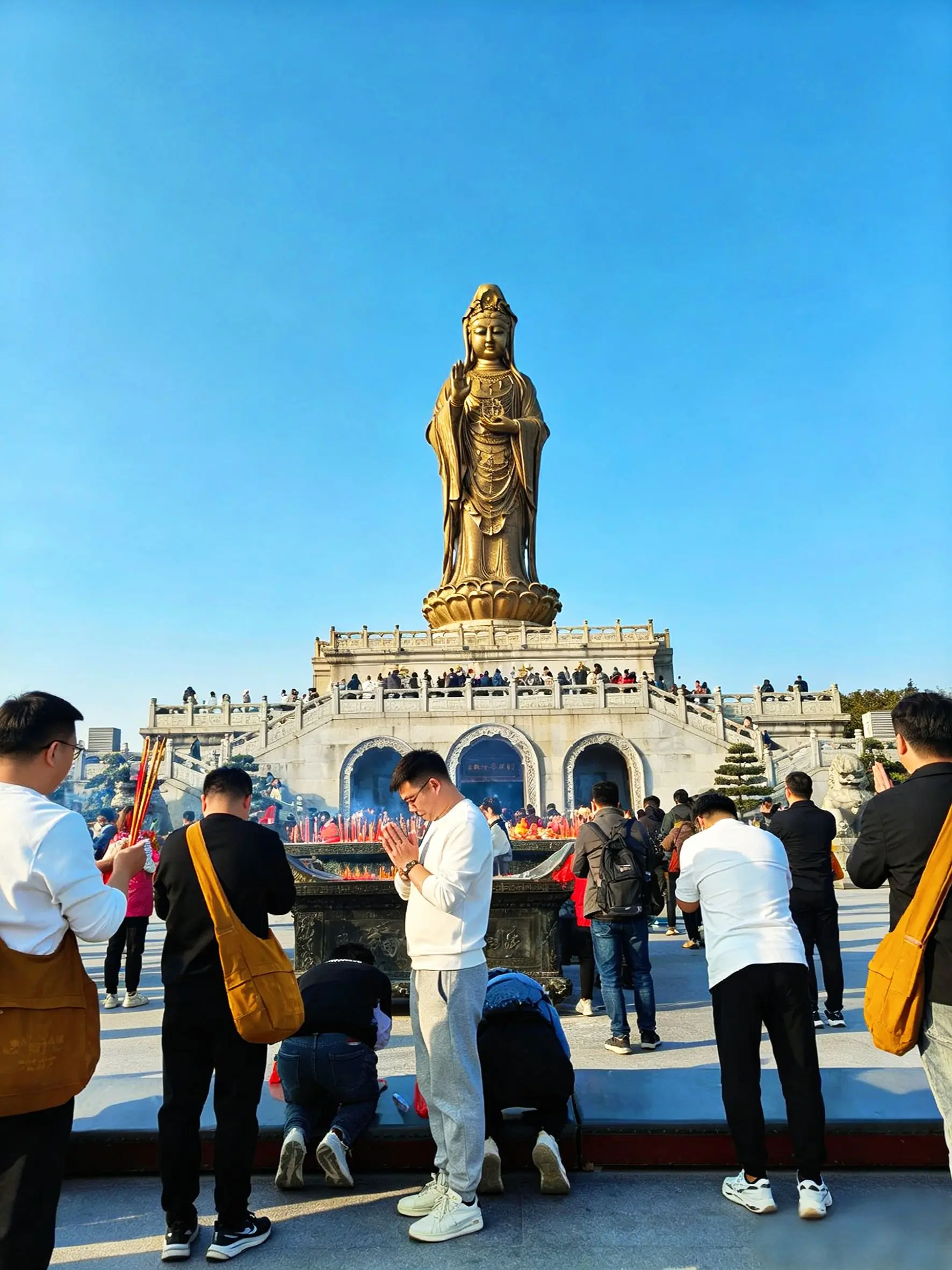 顶礼大慈大悲观世音菩萨，愿家人平安健康，无灾无难，所求皆如愿，所行皆坦途