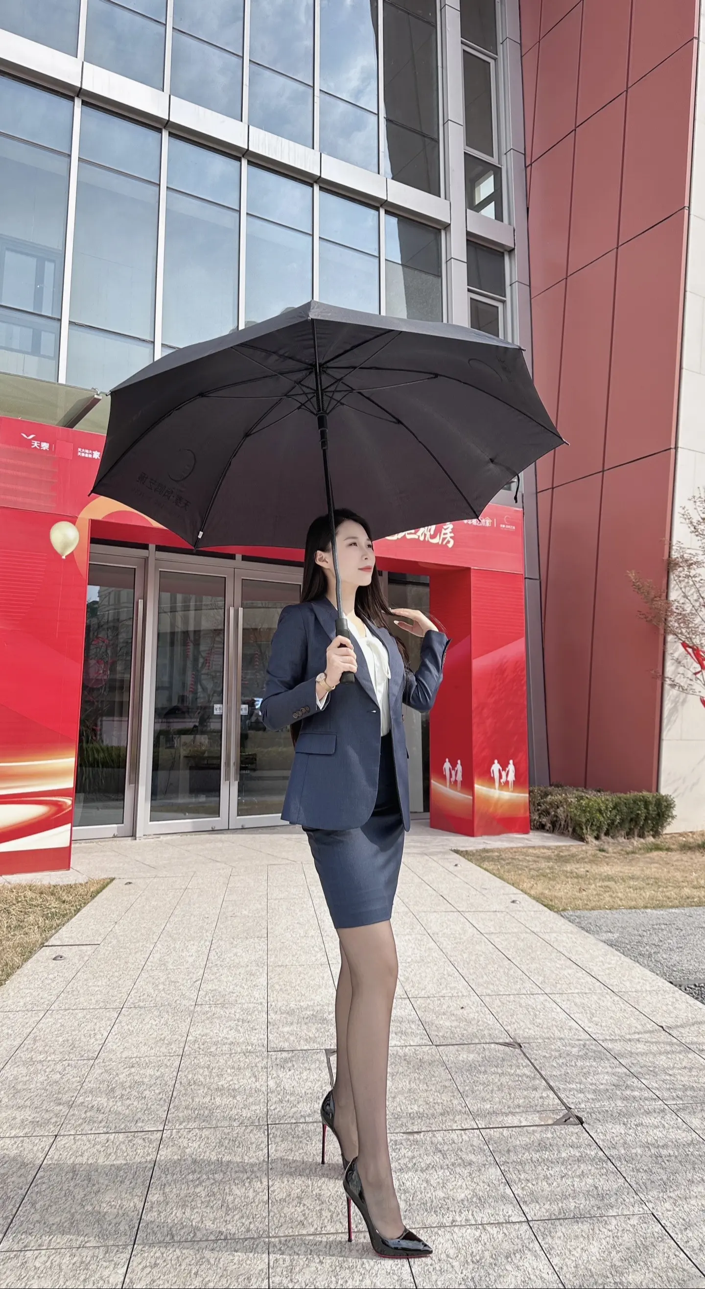 售楼部新来了个女销售