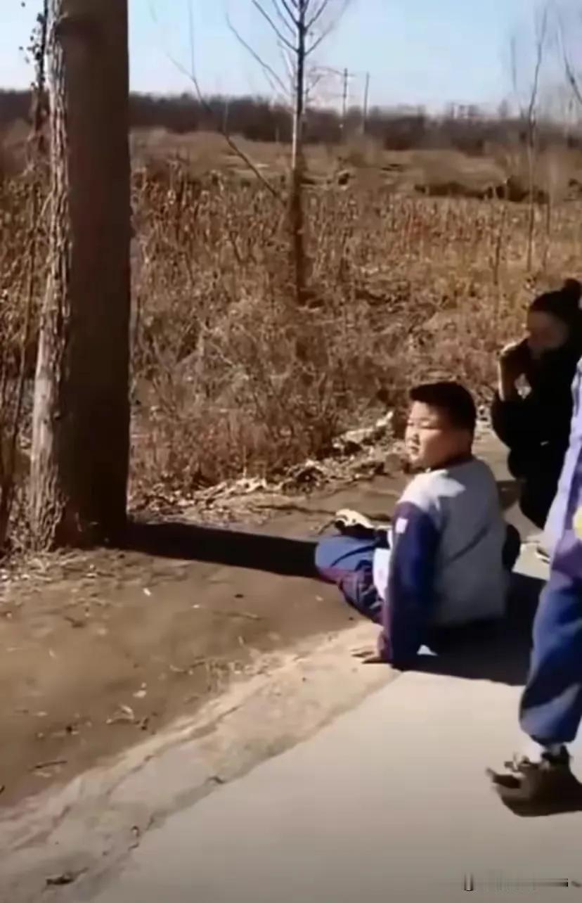 这个司机疯了吗？居然把车疯狂的撞到这些可爱的孩子们身上，难道瞎眼了吗？看不见这些