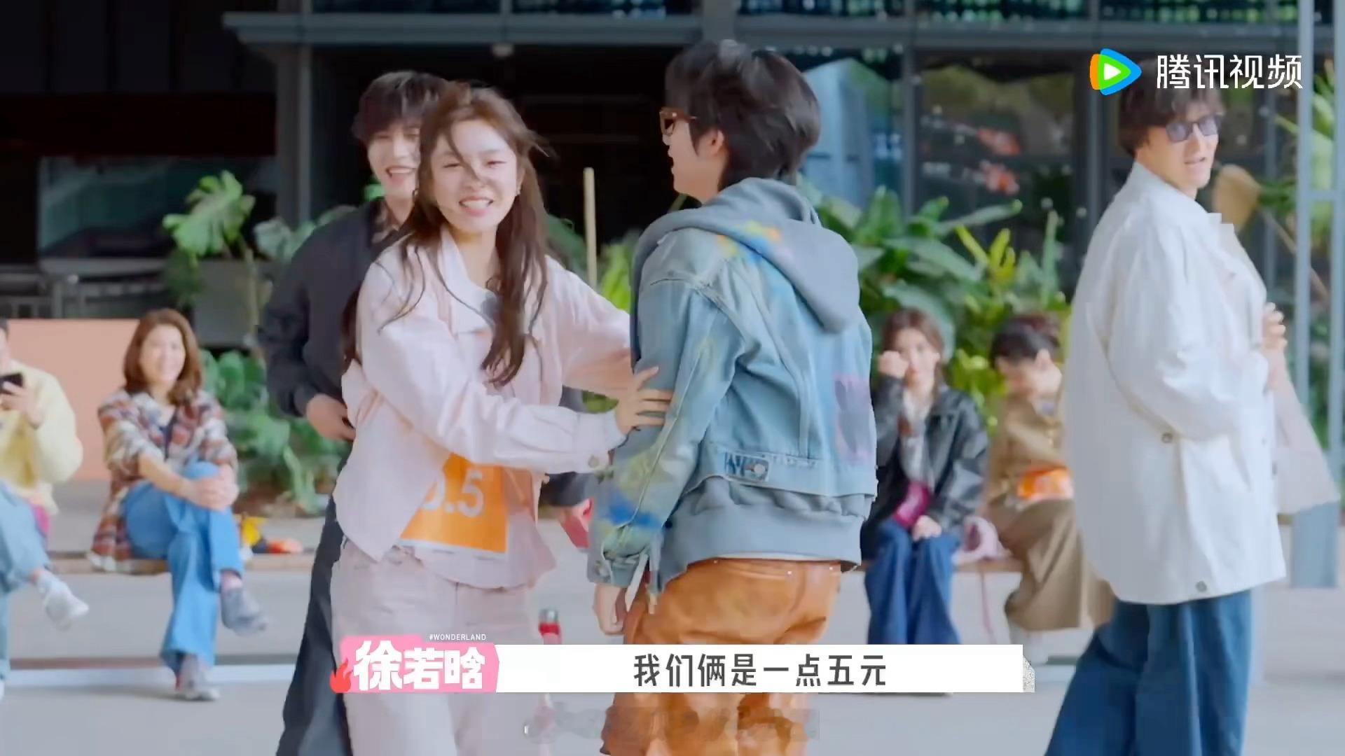 徐若晗说陈鑫海你怎么还倒贴陈鑫海深谙综艺整活精髓，主动打破对手节奏制造趣味，忙活
