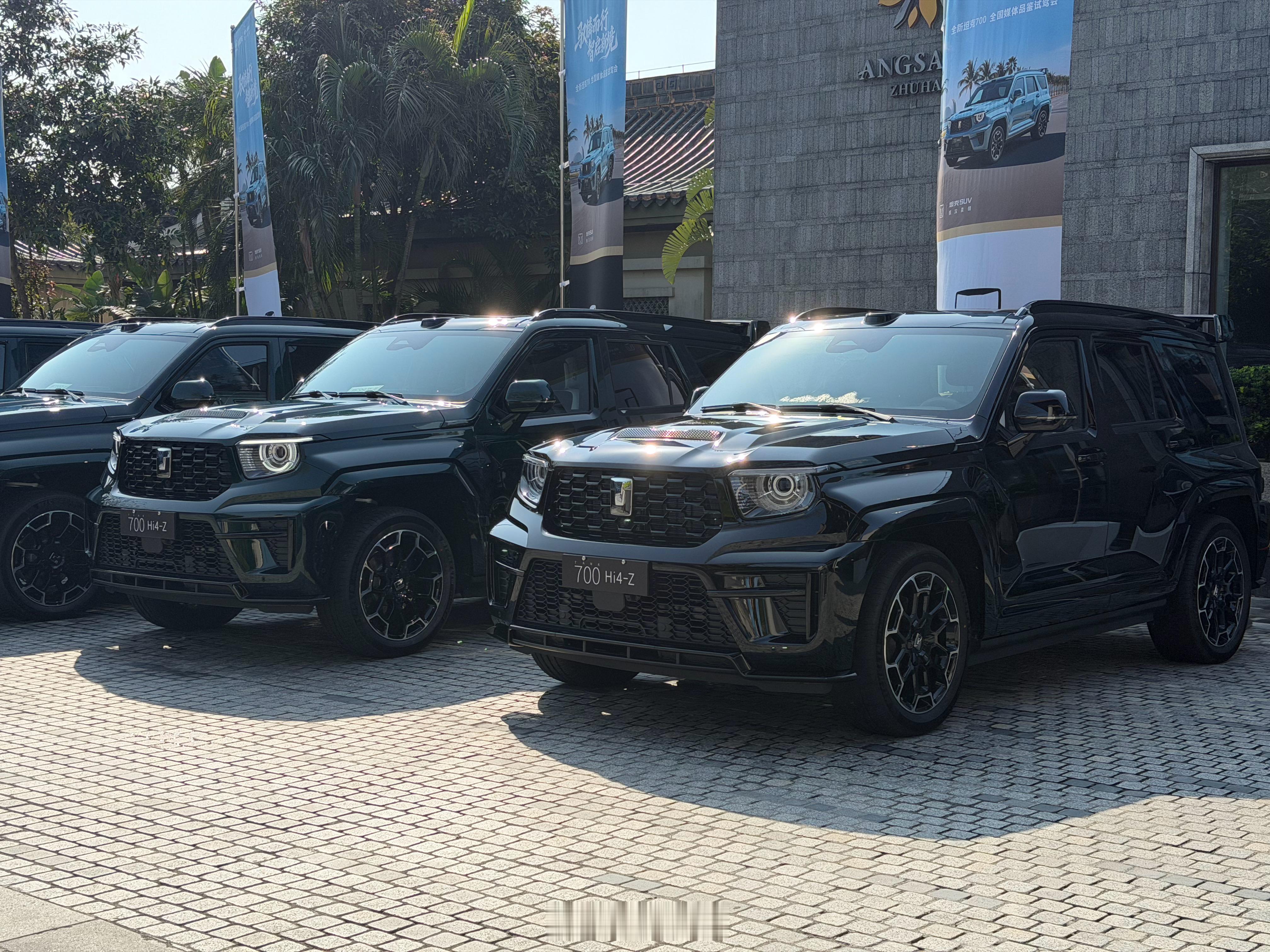 一排坦克700好霸气，新的颜色，青山翠和敦煌青实车质感不错，今天感受一下这真大块