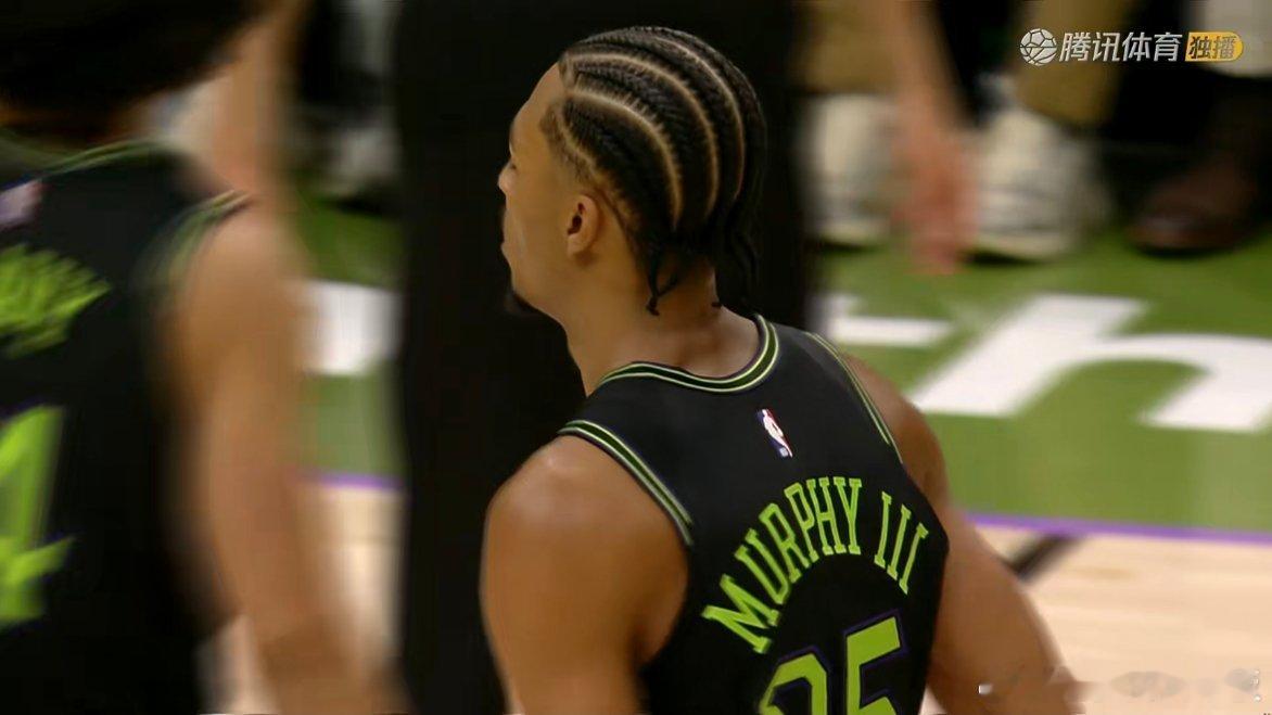 三节结束，湖人落后鹈鹕7分特雷-墨菲爆砍34分，其中第三节20分（12中8）湖人