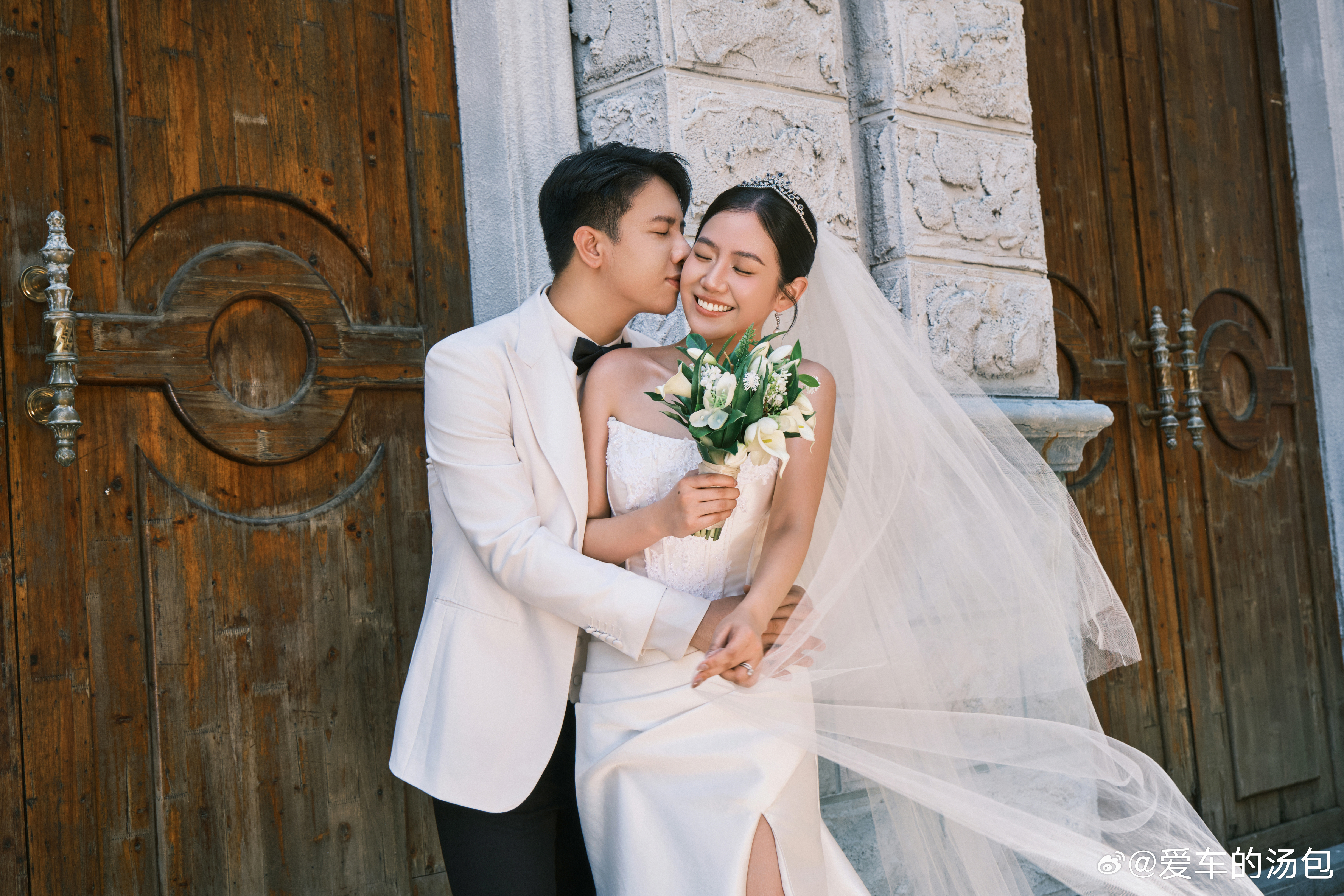 婚纱照出图了！！我先抢跑发布一组哈民政局你可以给我比他多点流量么[期待][期待]