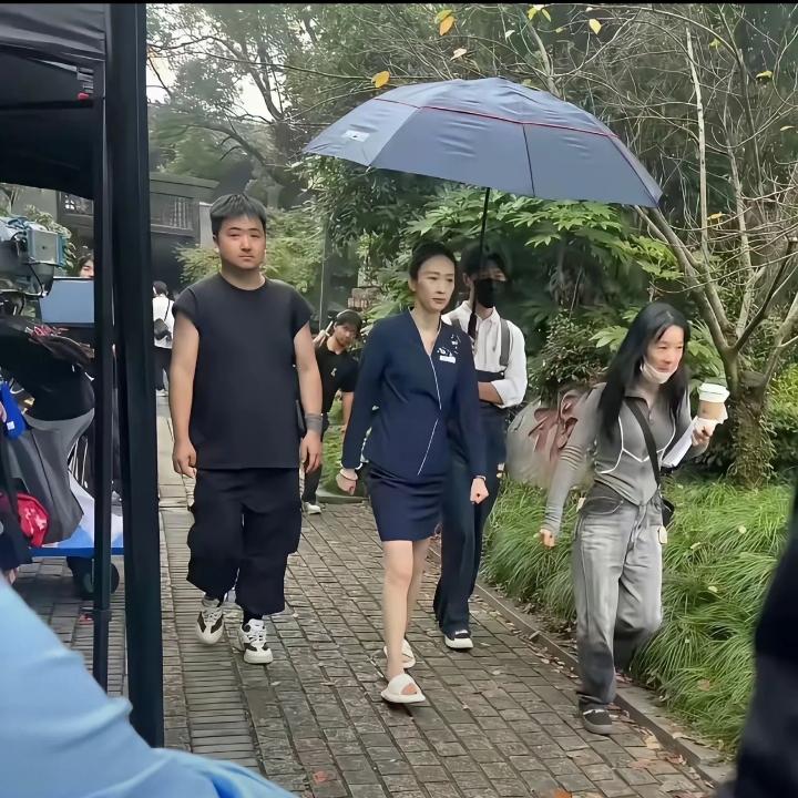 不明白了，她自己不能撑伞吗？还找人专门撑伞，矫情。
 
不管刮风下雨太阳晒，我外