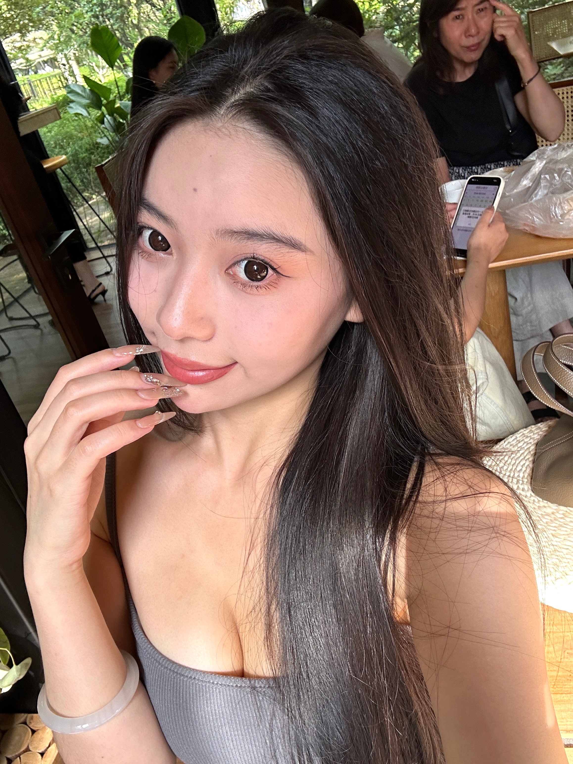 下巴长痘了啊呜呜呜呜  ​​​