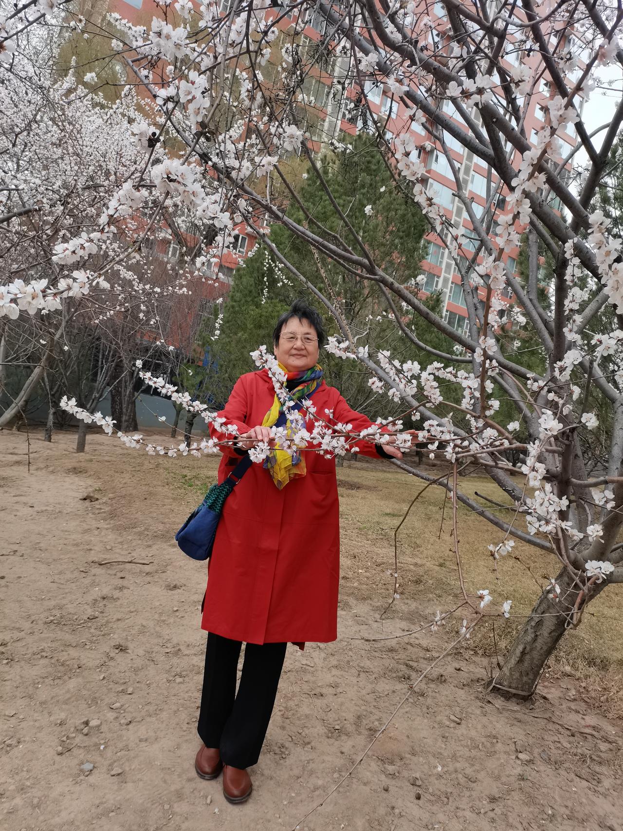 为什么穿风衣能显气质? 
春夏秋冬四季风情，
风云变幻风衣长短。
卡其色彩简约流