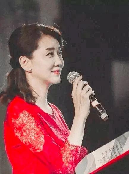 大家还记得她吗？

作为央视著名的新闻主持人，一直在电视里看惯了她短发端庄大气的