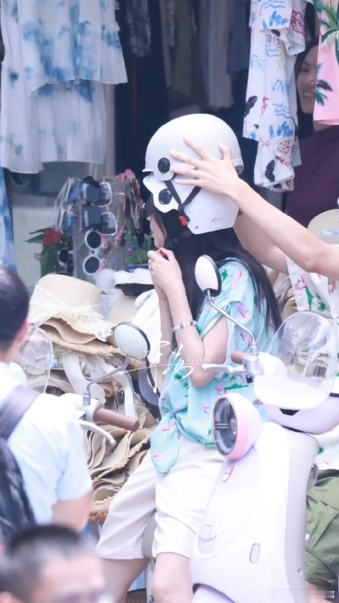 周也胡先煦小情侣既视感环岛路上吹着温柔海风，碎花衬衫适配海滨度假，不经意间将头盔