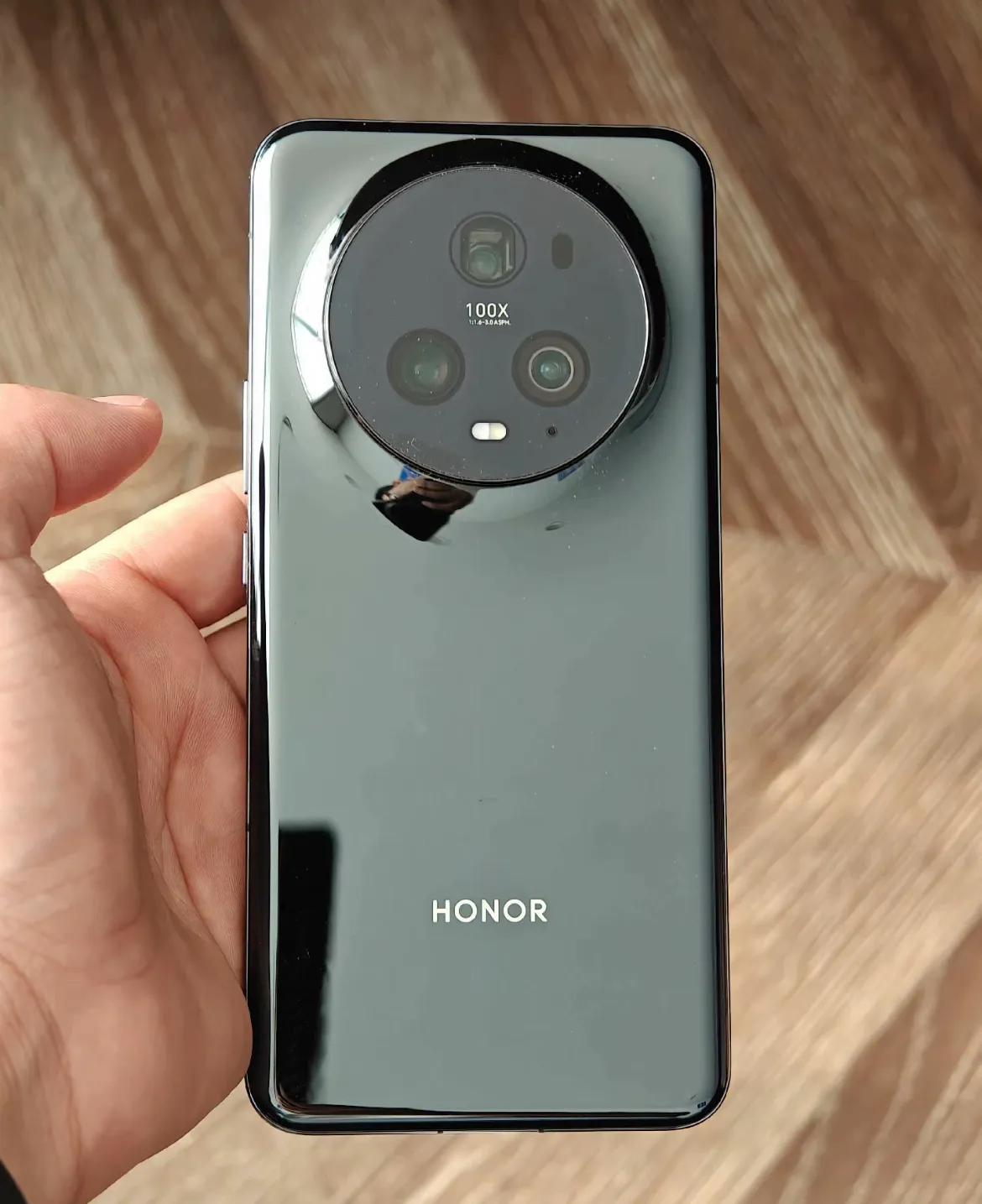 如果想买台续航牛逼的手机，当下最好的选择就是荣耀Magic5系列！

同档位乃至