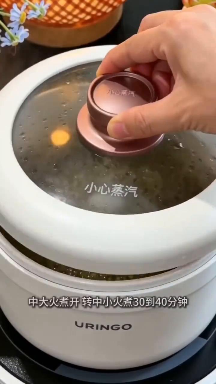 绿豆老冰棍。
夏天孩子想吃绿豆雪糕了，别再出去买添加剂一大堆的了，自己在家做比烧