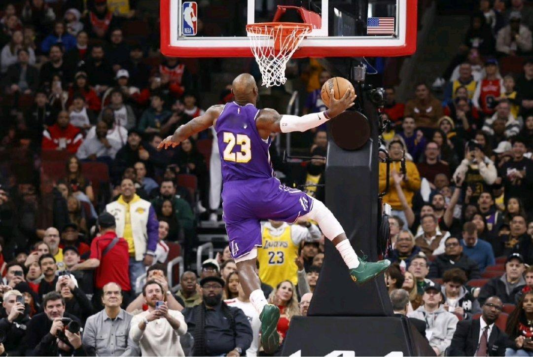 重磅消息！詹姆斯今夏或与湖人分道扬镳，紫金王朝传奇恐迎来终章詹姆斯或将在今夏离开