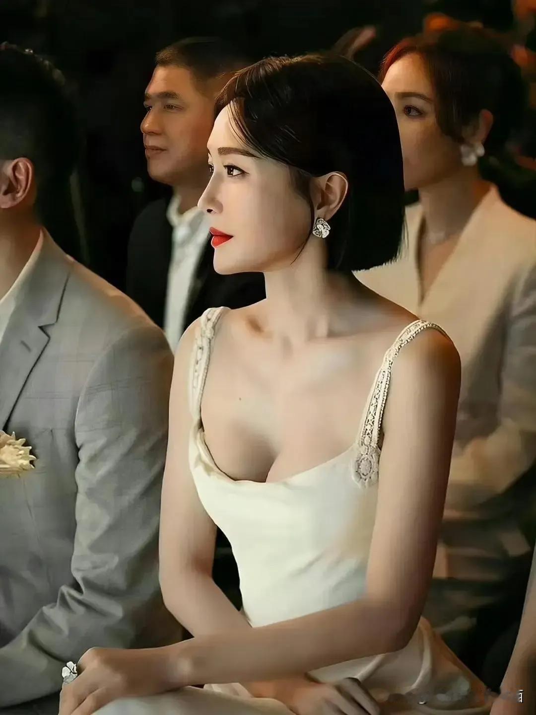 从来没见过秦岚有这样好看的照片，这应该是她最美的一张侧颜照了，46岁了仍旧年轻有