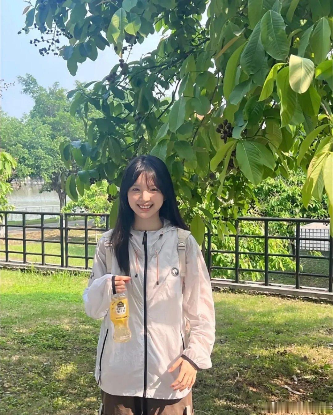 大学时期的李思潼真就是隔壁班花的样子 感觉真的好素啊 ​​​