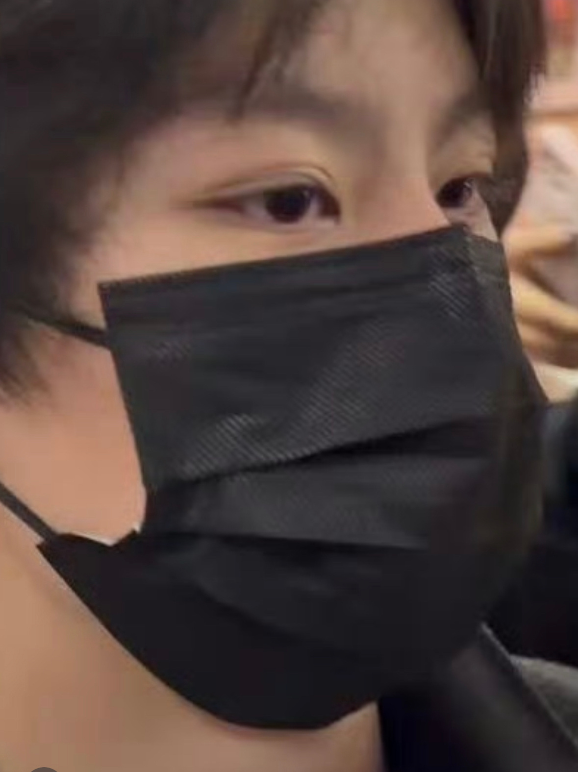 看来是真困了，李煜东的欧式大双眼皮都困成三眼皮了