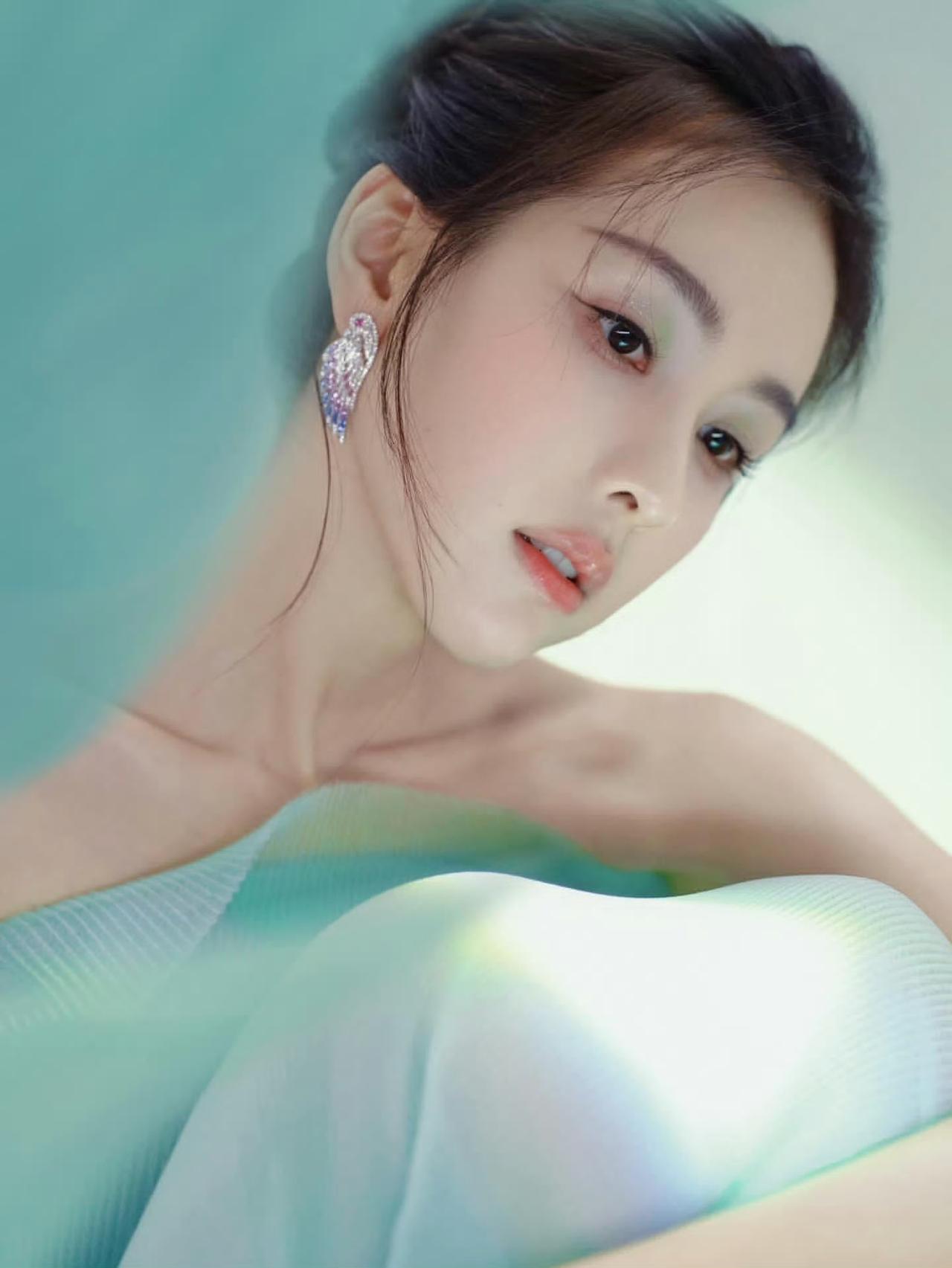陈都灵——雅致青莲，悠悠青色
女神谁最美？都灵超仙