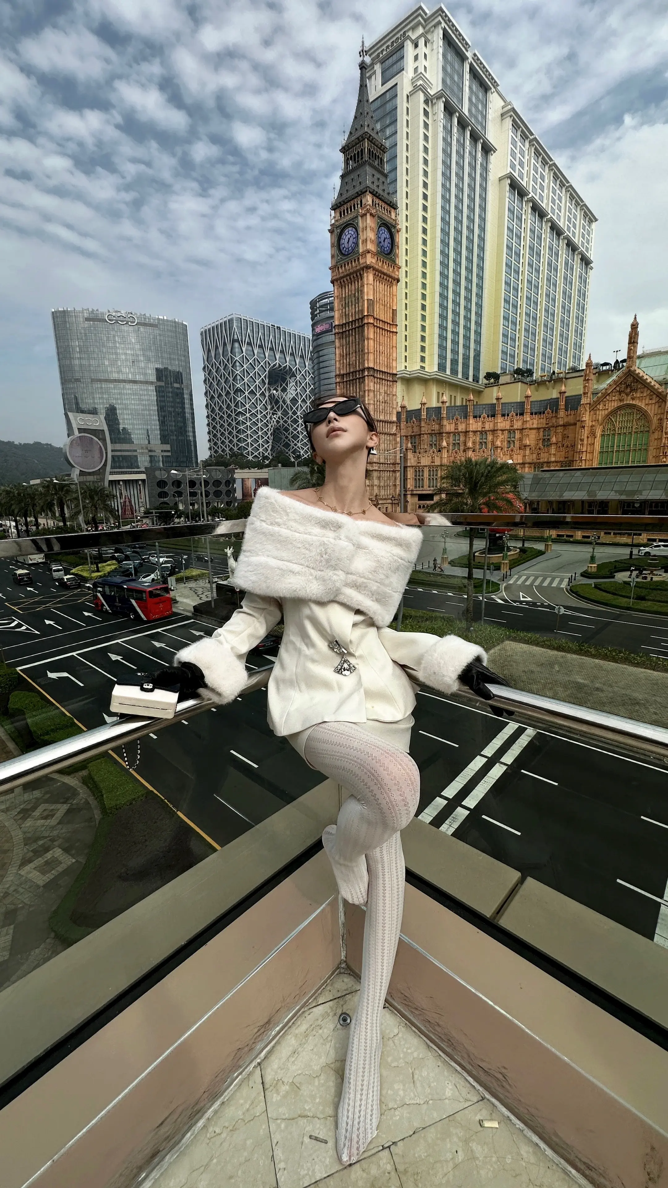 我将用酸臭高跟踩边全世界。