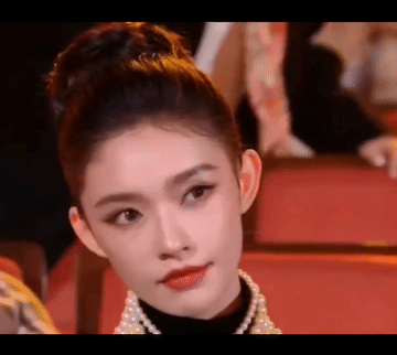 林允还是少做点医美吧，怼脸拍的时候，她看起来好奇怪，感觉是她又不像她，看起来又老