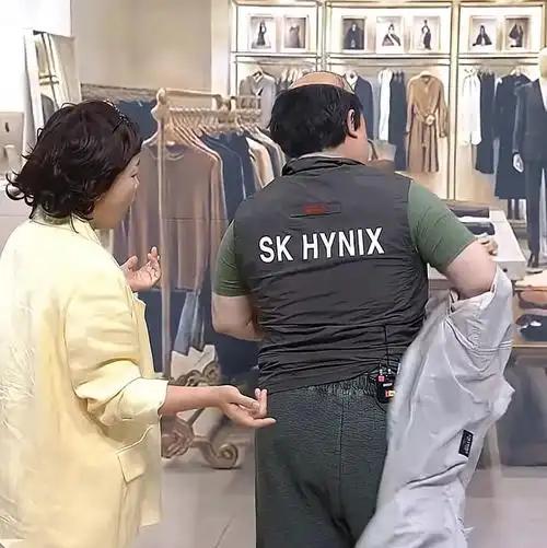一件普通工服走红，尽显韩国职场婚恋现实百态
韩国相亲市场最近出现了一件很魔幻的事