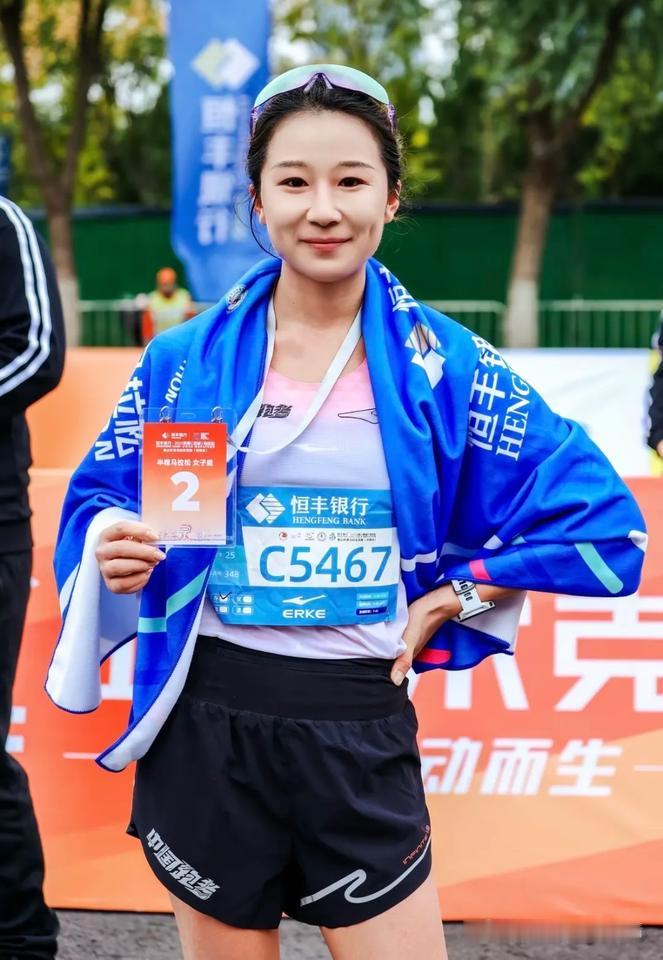跑圈最不内卷的实力派女神——宋璇！
 
年少天赋出众，是国家一级运动员，更是苏炳