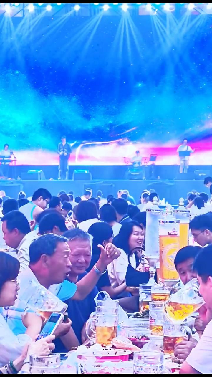 山河相约，激情燃烧。
把酒倒完。