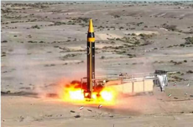 真的看懵了！
以前全世界都默认一条铁律：谁碰美国基地、航母、大使馆，谁就是找死。