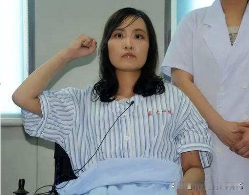 2012年，河北一女教师为救学生，身体被卷到大客车底下导致双腿截肢，社会各界人士