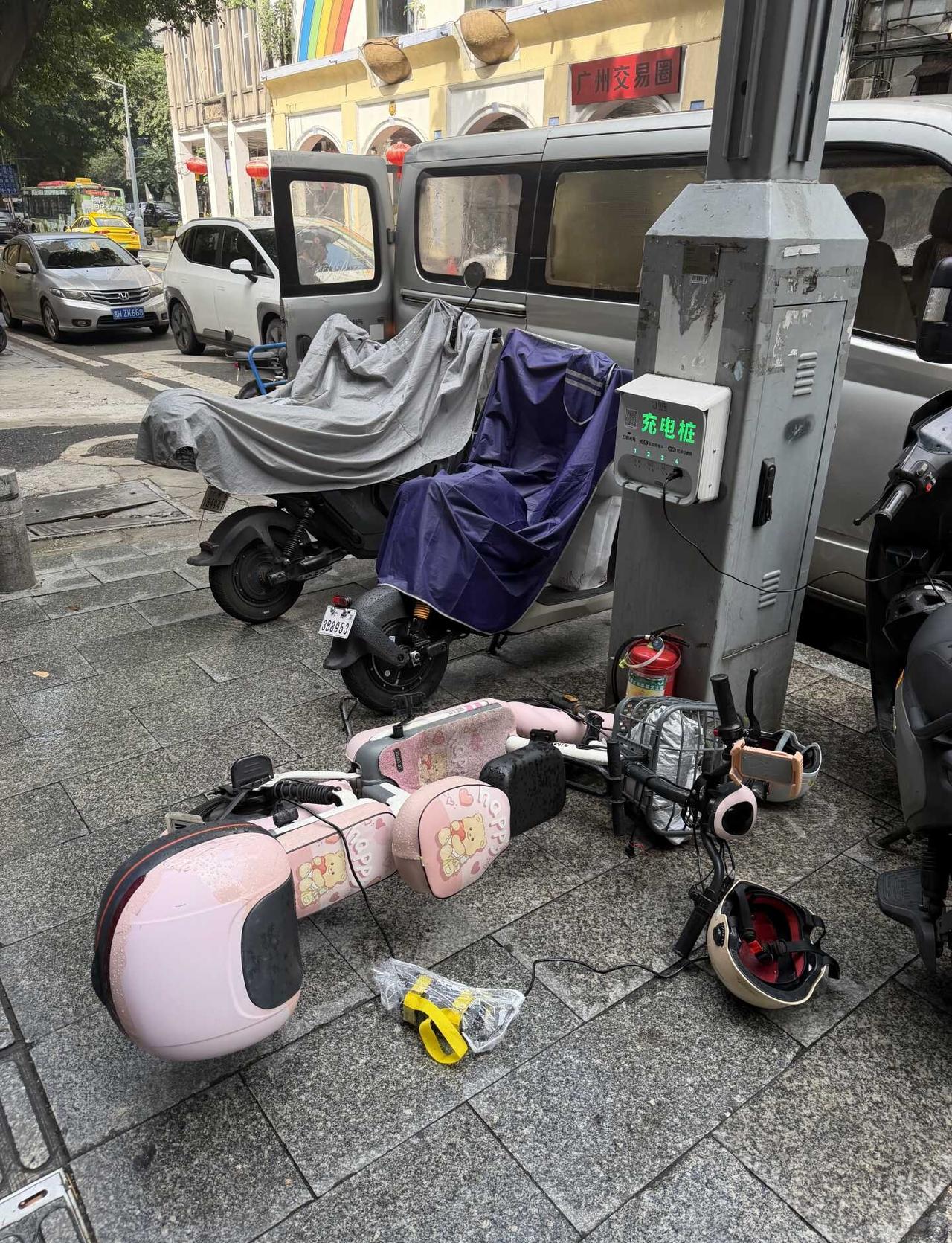 一只电鸡睡着了
广州街景的日常
一只电鸡安宁地躺着睡觉，主人却不知道在哪做牛马