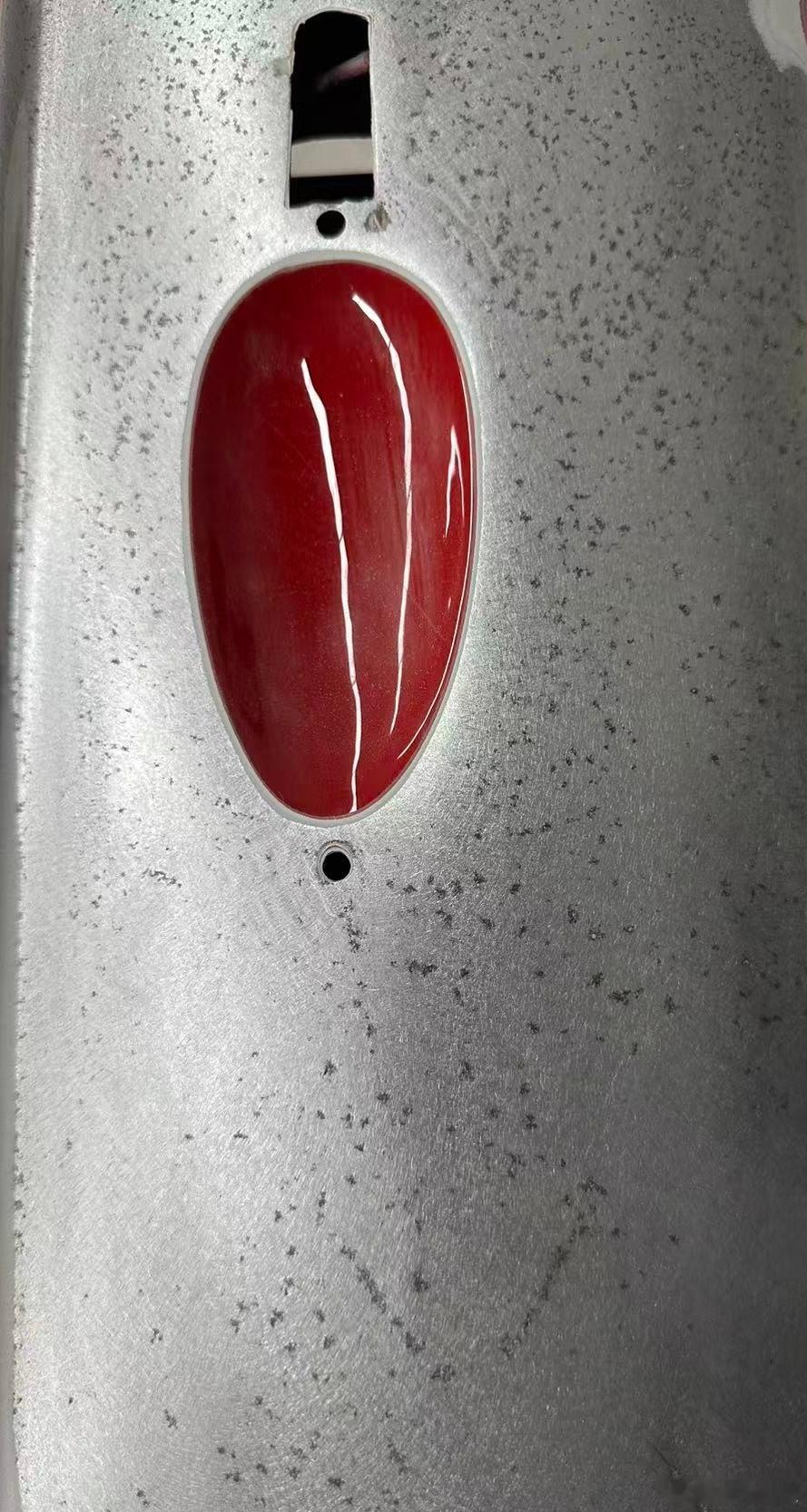 金属表面的样貌，那种天然的美，堪称艺术结晶，这一块铁皮是一部50多年的老车车身上