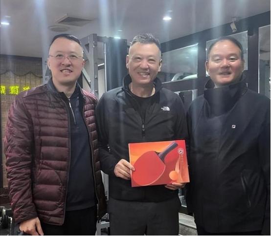 国乒名将娶英国妻子，如今定居深圳开球馆当老板，膝下3个孩子生活圆满！1985年哥