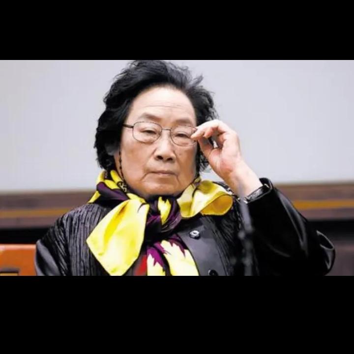华人不笨，中华民族的基因不笨，在社会科学领域获得诺贝尔奖的外籍华裔8人，这8人都