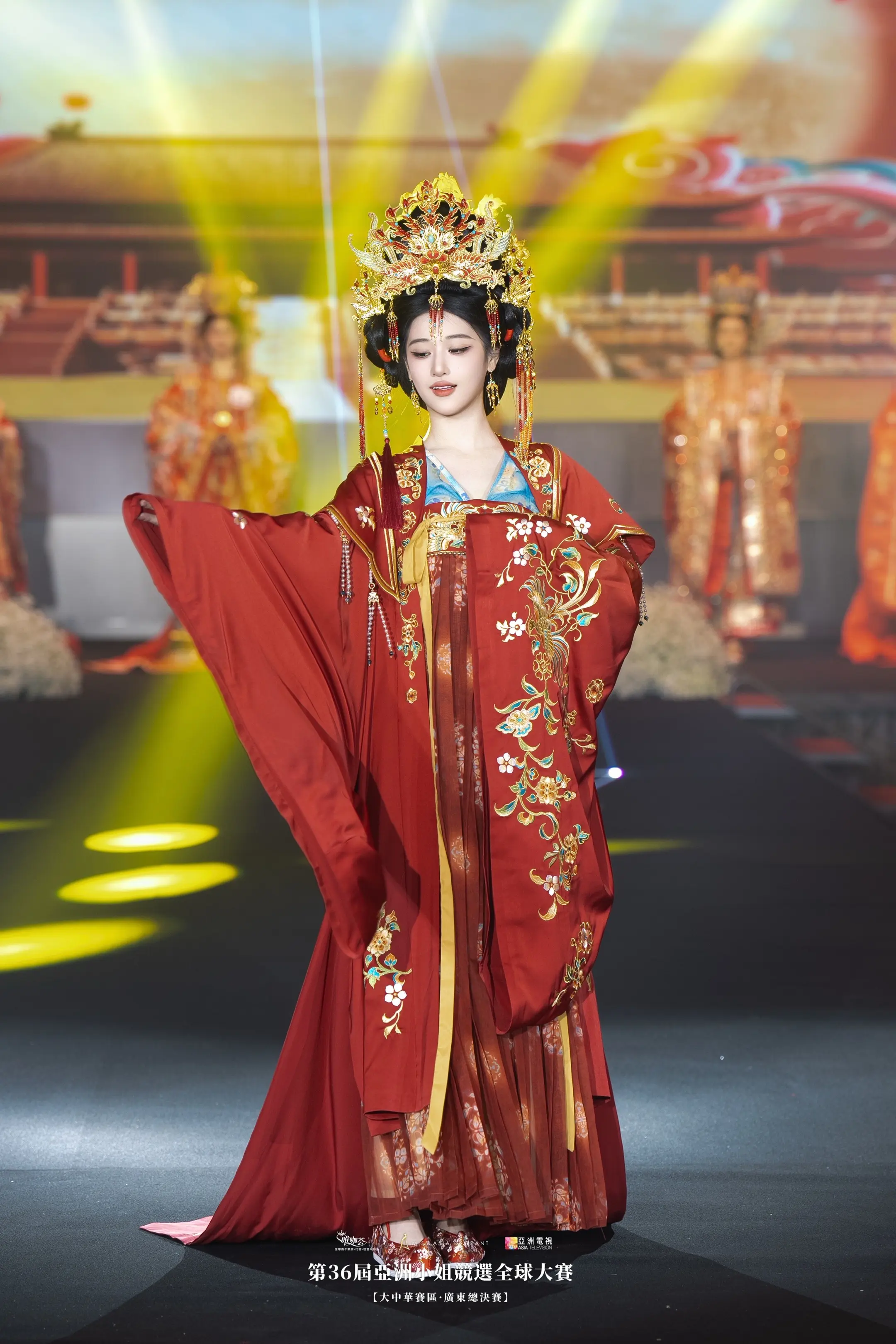 “着一袭唐装，赴干年绮梦”