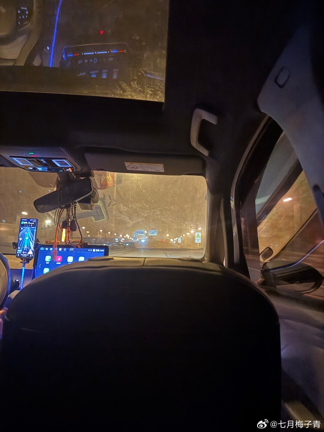 这车坐着真舒服，建议以后副驾驶的靠枕都取下去黄金涨价劝退不了消费者