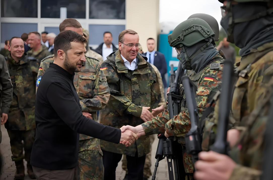 过去都是西方各国摆着架子，帮乌克兰培训军队教他们打仗，可现在却彻底反过来了，乌克