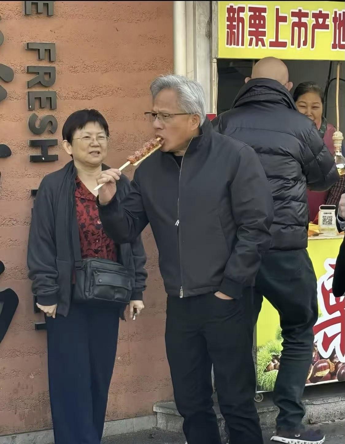 万亿美元的大老板在中国吃路边摊，被大妈另眼相看。