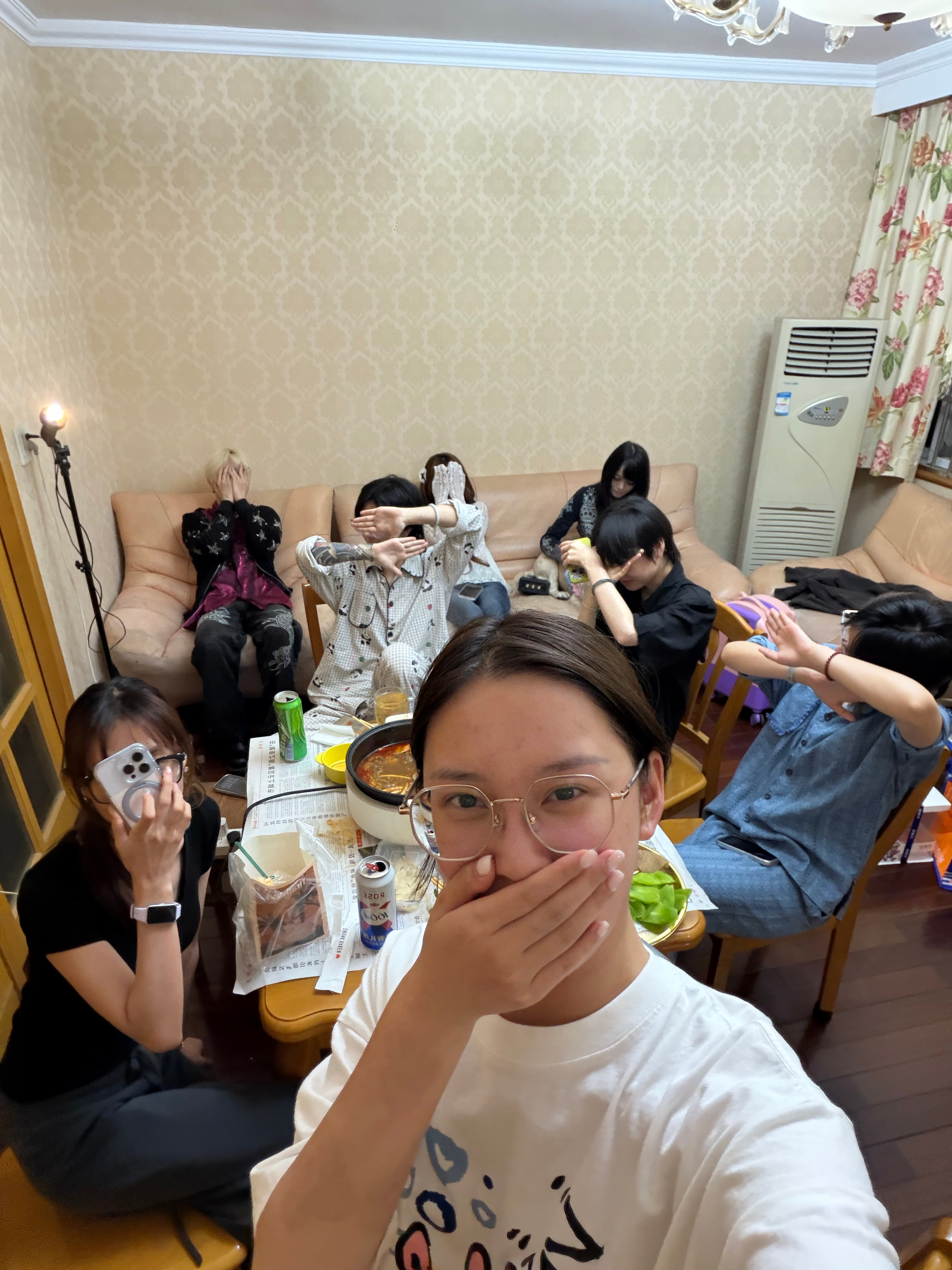 本来以为来新家第一个晚上没有人陪 结果一下子来了 七个人陪我[允悲][允悲][允