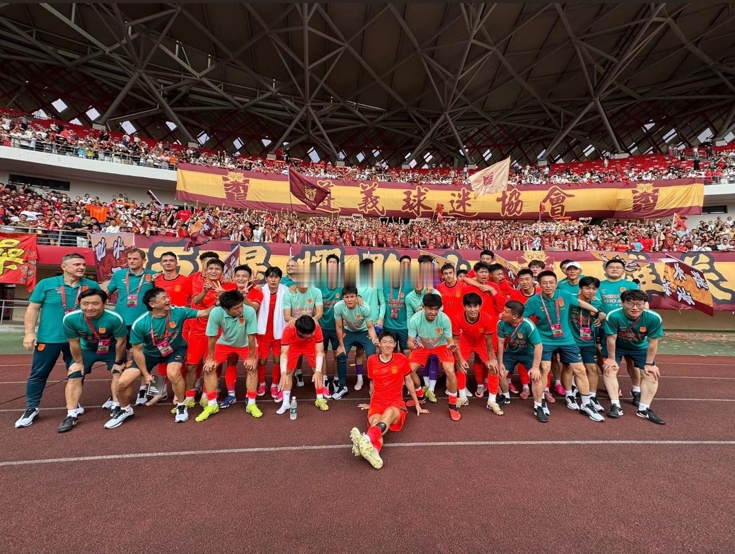 读秒绝杀！补时90+7分钟，张志雄精准传中，贺一然甩头破门国足 U23国足1-0