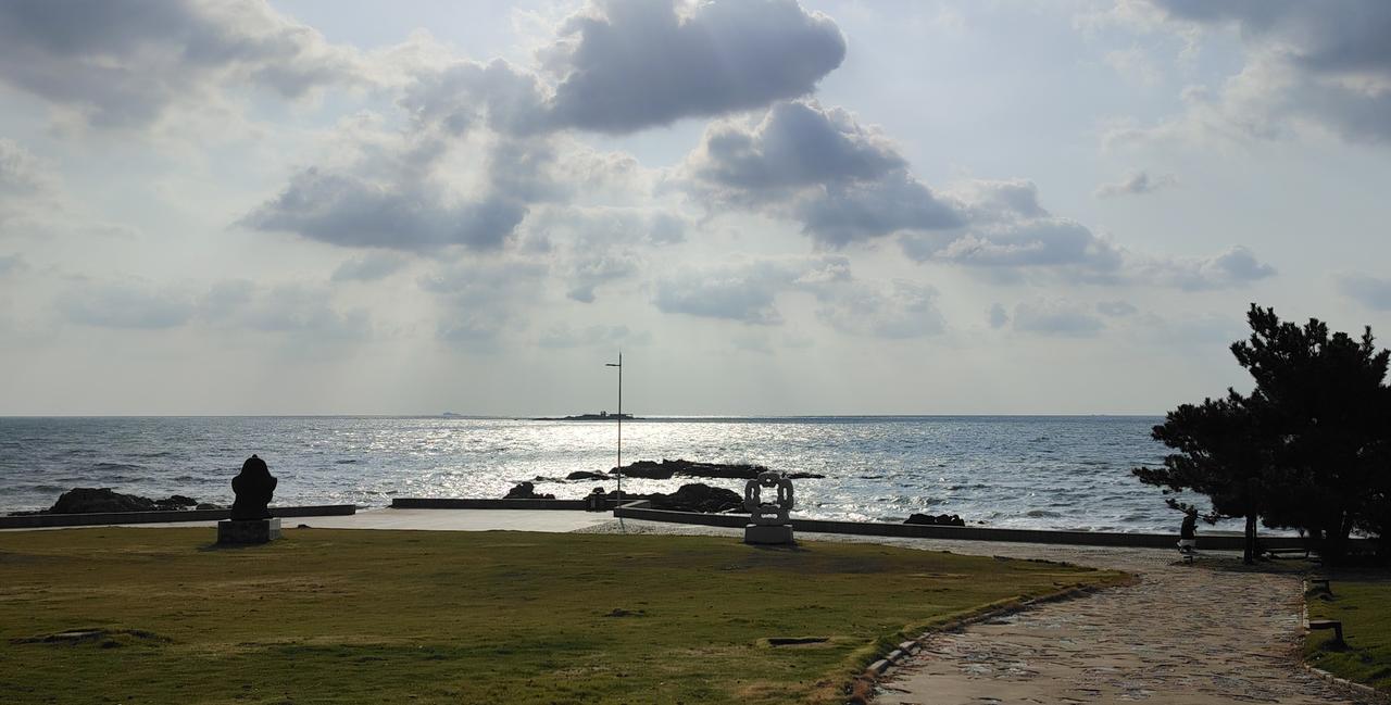 最近几天，冷空气又影响青岛，还有雨，请注意防范。据青岛市气象台28日报道：
【青