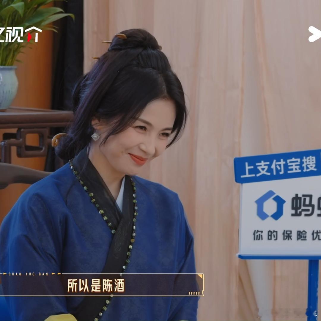 何赛飞亲刘涛无限超越班谁被这一幕狠狠甜晕！何赛飞当众亲昵拥抱亲吻刘涛，一举一动满