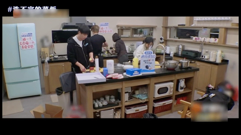 沈月洗菜板陷入了循环沈月后厨循环洗菜板笑疯！王鹤棣疯狂输出脏菜板，她边洗边碎碎念