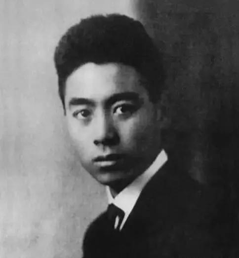 周总理一生罕见的五次痛哭：
第一次：父亲去世。
第二次：叶挺、王若飞、邓发等人飞