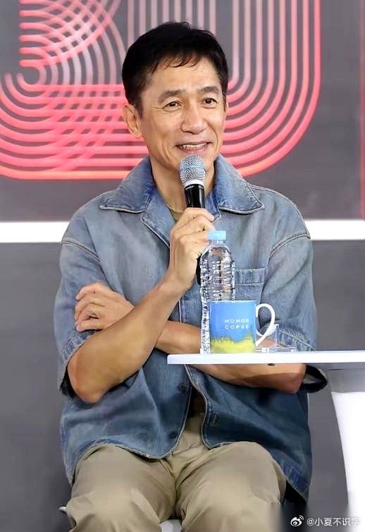 主持人当着面，问63岁的梁朝伟：“你这么优秀，为什么不生个孩子呢？” 梁朝伟没看