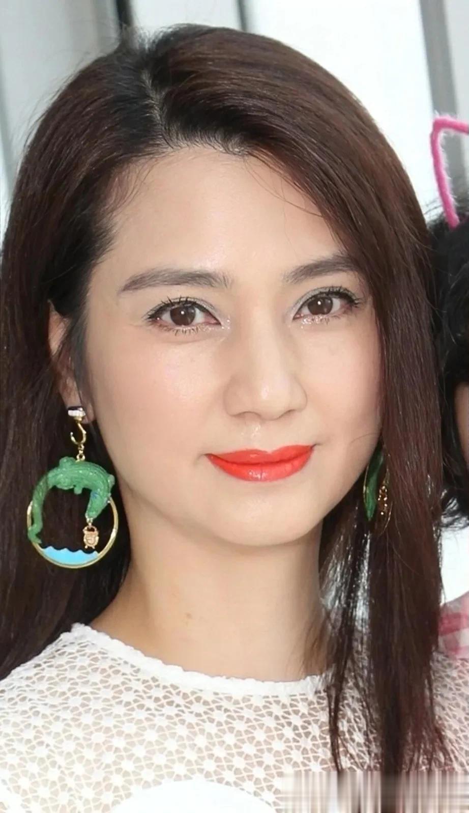 明星离婚事件司空见惯，为什么每次都能引发全网讨论？不外乎三点原因:

1.由于明